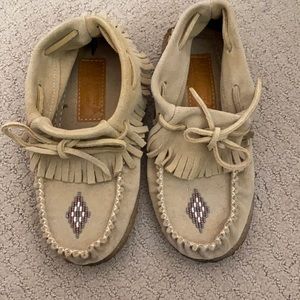 Makluks moccasins